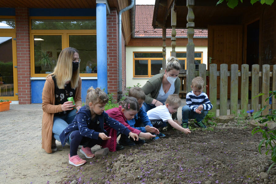 Kinder-der-städtischen-Kindertageseinrichtung-Bökendorf-säen-Blumenmischungen