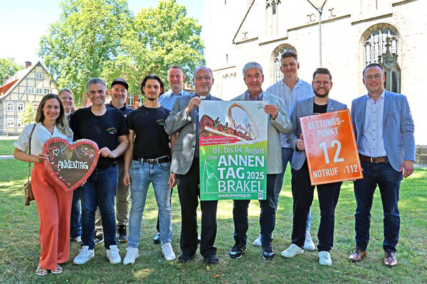 Die Vorfreude steigt (von links) Angela Denecke, Jennifer Happe, Gaetano Cardamone, Stefan Friedrich, Salvatore Cardamone, Sebastian M&uuml;ller, Pfarrer Andreas Kurte, B&uuml;rgermeister Hermann Temme, Erwin Leopold, Benedikt G&ouml;nnewicht und Alexander Kleinschmidt.