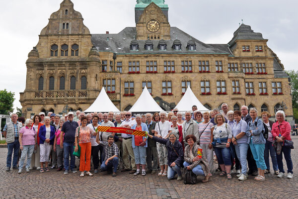 Das Interesse an der seitens der Stadt Brakel angebotenen Fahrt war wieder gro&szlig;. &Uuml;ber 80 B&uuml;rger/innen nahmen teil (hier eine Gruppe vor dem historischen Rathaus in Recklinghausen).