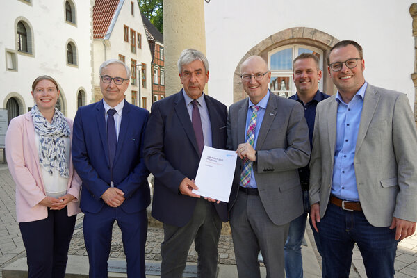 Stellten die Ergebnisse der &uuml;ber&ouml;rtlichen Pr&uuml;fung vor: (von links) gpa-Pr&uuml;ferin Okka Dini L&uuml;ke, Projektleiter J&uuml;rgen Schwanitz, B&uuml;rgermeister Hermann Temme, Michael Esken (Pr&auml;sident der gpaNRW), Stadtk&auml;mmerer Dominik Schlenhardt sowie Alexander Kleinschmidt (Allgemeiner Vertreter des B&uuml;rgermeisters)