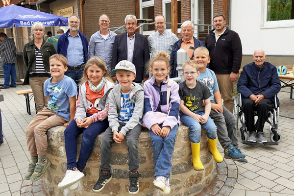 Dorfplatz Schmechten: (von links hinten) Anja Multhaup, Dirk Ihmor, Alexander Frewer, B&uuml;rgermeister Hermann Temme, Matthias Hillebrand, Rainer Krelaus, David Flore und Wilhelm Nahen sowie einige Kinder des Ortes.