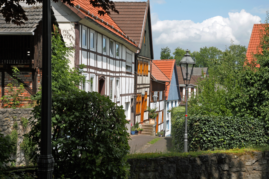 Brakels historischer Stadtkern, hier ein Blick in eine malerische Gasse mit den alten Fachwerkhäusern