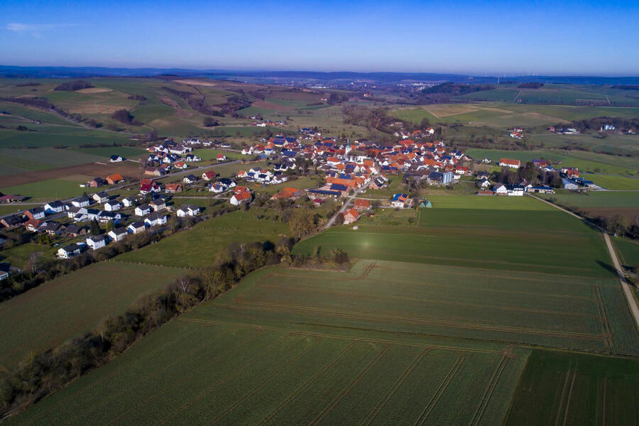 Drohnenaufnahme der Ortschaft Erkeln mit Blick über die schöne Landschaft