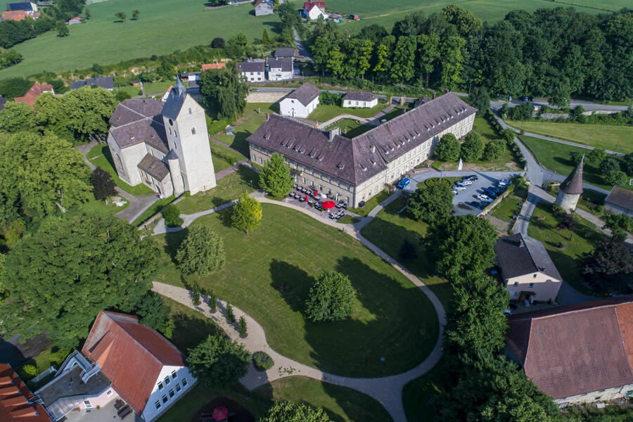 Drohnenaufnahme von Schloss Gehrden und der katholischen Pfarrkirche St. Peter und Paul