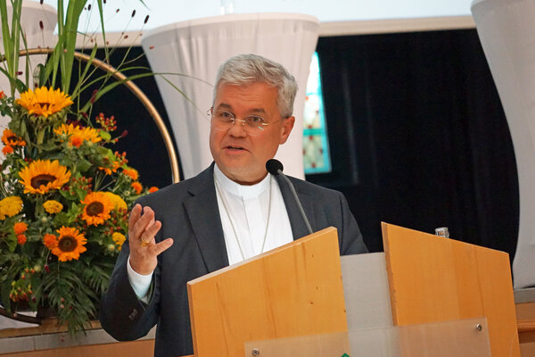 Erzbischof Dr. Udo Markus Bentz sprach vor rund 500 G&auml;sten des 25. Brakeler Wirtschaftstages.