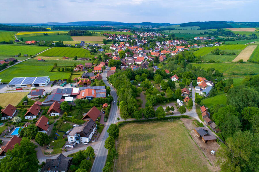 Panoramablick auf die Ortschaft Bellersen