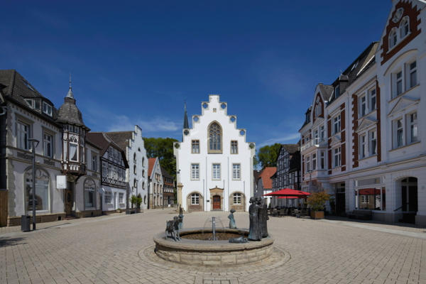 Das historische Rathaus mit Marktplatz und Brunnen