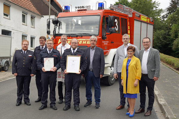 100 Jahre L&ouml;schgruppe Gehrden (von links): Stefan Nostiz, Sven Heinemann, Bastian Meyer, Pastor Detlef Stock, Ruben Terbach, B&uuml;rgermeister Hermann Temme, Markus Gerdes, Ursula Grewe und Alexander Kleinschmidt.