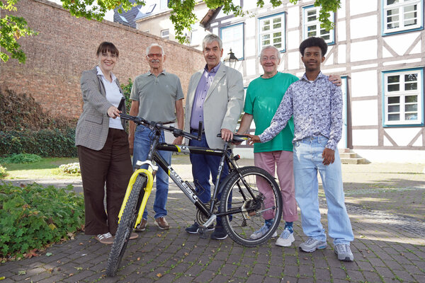 Eine tolle Leistung f&uuml;r den Klimaschutz: (von links) Christiane Hecker vom Klimaschutz-Team der Stadt Brakel, Manfred G&ouml;tz, B&uuml;rgermeister Hermann Temme, Adalbert Gr&uuml;ner und Meron Sium.