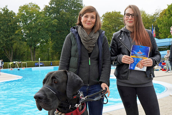 Vielen Dank an das Team des Raiffeisen-Marktes Brakel (von links) Jaqueline Milgramm und Marie von Haxthausen, die "Leckerein" an die Hunde verteilt haben.