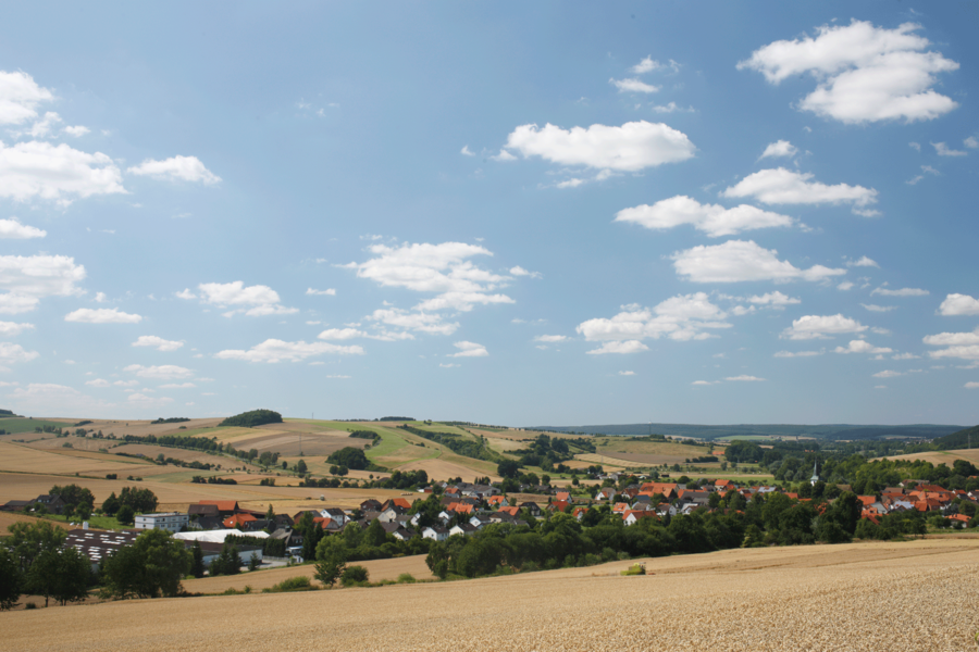 Blick auf die Ortschaft Erkeln und das Firmengelände des Unternehmens Vauth-Sagel im linken Bildbereich