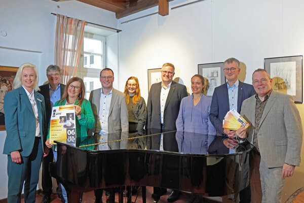 Der Kartenvorverkauf f&uuml;r das Neujahrskonzert ist bereits gestartet (von links): Viola Wellsow, Markus Kr&ouml;meke, Britta Multhaupt, B&uuml;rgermeister Alexander Kleinschmidt, Marleen Menne, Dominik Reineke, Karina K&uuml;cking, Friedrich Luchterhandt und Bernhard Fischer.

