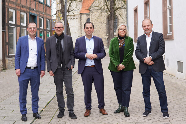 (von links) Brakels B&uuml;rgermeister Alexander Kleinschmidt, Markus Baier (Vorstand Netzwerk Stadtentwicklung), Torben Blome (Vorsitzender der Regionalgruppe), Julia Gogrewe als neugew&auml;hlte stellvertretende Vorsitzende und Bernd Zimmermann als ausscheidender Stellvertreter.