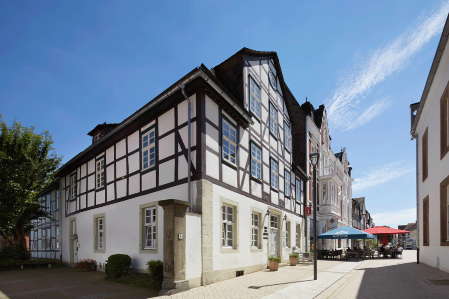 Im linken Bildbereich befindet sich das Haus des Gastes, hier ist die Tourist-Information der Stadt Brakel zu finden