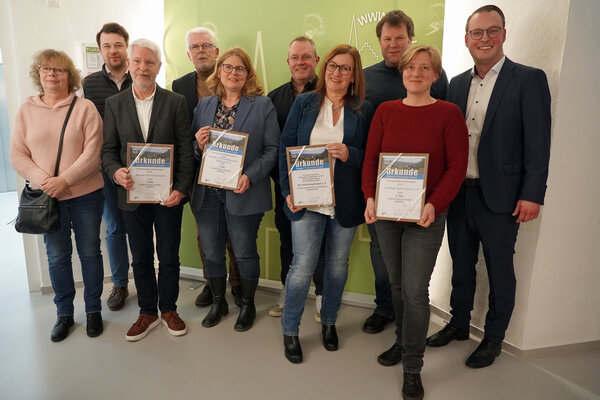 B&uuml;rgermeister Alexander Kleinschmidt (rechts) gratulierte (von links) Sabine Haverkamp, Jonathan Markus, Karl-Josef Simon, Heinz D&uuml;senberg, Stefanie Schonlau, Bernhard Fischer, Britta Multhaupt, Dennis Groppe und Christine R&uuml;ther.