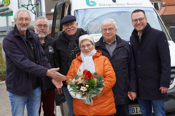 Frieda Wauer (Mitte) war der 12.000 Fahrgast. Es gratulierten (von links) Rainer Pauli, Werner Hoormann, Erwin Zimmermann, Rainer Krelaus und B&uuml;rgermeister Alexander Kleinschmidt.