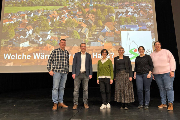 Informierten und diskutierten gemeinsam mit 150 Besucherinnen und Besuchern bei der Info-Veranstaltung &raquo;Welche W&auml;rme f&uuml;r mein Haus?&laquo;: (v.l.n.r.) Philipp Peters (Peters Badgestaltung und Haustechnik), B&uuml;rgermeister Alexander Kleinschmidt, Moderatorin Petra Schepsmeier (NRW.Energy4Climate), Sabine Dohmann (Sparkasse Paderborn-Detmold-H&ouml;xter), Christiane Hecker und Verena Potthast (Stadt Brakel)