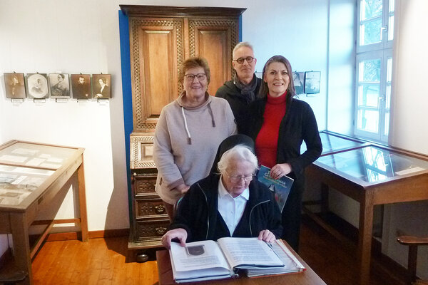 Doris Jochmaring (von links, stehend), Dirk Brassel und Evelyn Walker-Fimmel bedankten sich bei Sr. Diethild f&uuml;r die Bereitstellung der besonderen Erinnerungsst&uuml;cke.