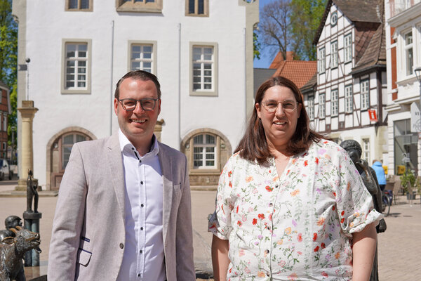 B&uuml;rgermeister Alexander Kleinschmidt stellt Verena Potthast als neue Leiterin der Abteilung "Zentrale Dienste" vor.