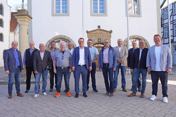 B&uuml;rgermeister Alexander Kleinschmidt (Mitte) und Andreas Oesselke (links) mit den aktuellen Bezirksverwaltungsstellenleitern. Auf dem Foto fehlt Carsten Arentz.