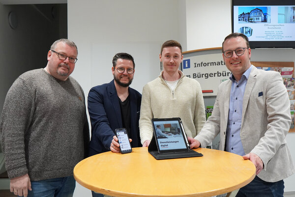 M&ouml;chten auf die neuen Online-Dienstleistungen hinweisen, (von links) Michael Wagemann (Leiter des Brakeler B&uuml;rgerb&uuml;ros), Fachbereichsleiter Benedikt G&ouml;nnewicht, Tobias Stuwe (Digitalisierungsbeauftragter) und B&uuml;rgermeister Alexander Kleinschmidt.