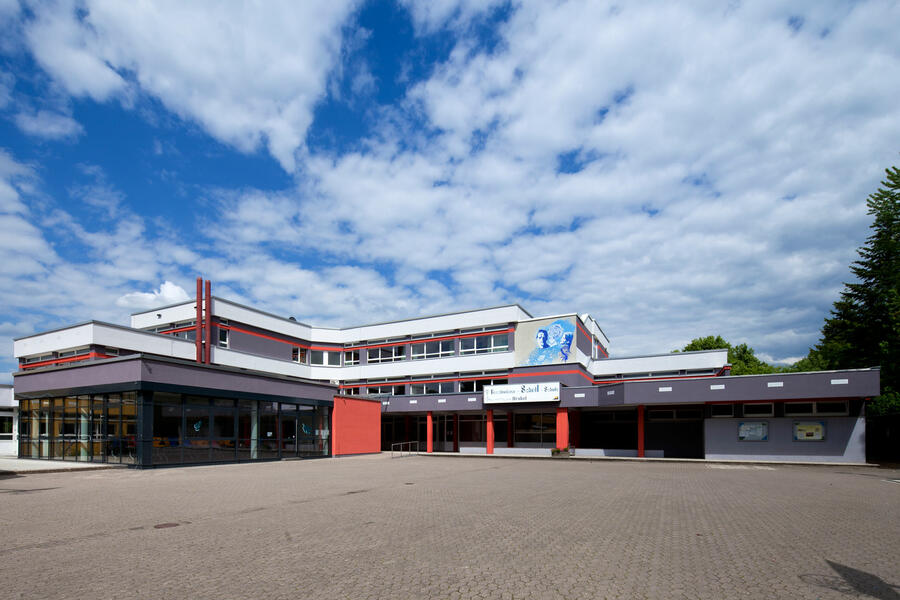 Das ehemalige Hauptschulgebäude gehört nun zum modernen Schulcampus am Bahndamm.