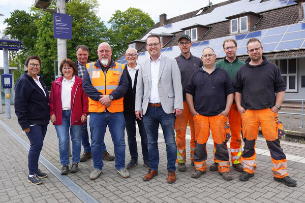 Machten sich gemeinsam an die Arbeit: (von links) Barbara Eggers und Elisabeth Weinreich vom DRK, Hubertus Tenkhoff (Bauhof), DB-Mitarbeiter Dirk Klaas, Karl Eggers (DRK), B&uuml;rgermeister Alexander Kleinschmidt sowie das Team vom Brakeler Bauhof mit Jan K&ouml;hne, Alexander Lieder, Klaus Elberg und David K&ouml;hne.