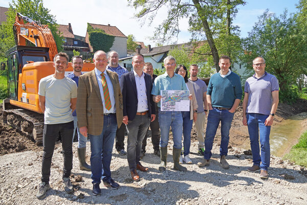 Stellten die Renaturierungsma&szlig;nahme vor: (von links) Tobias Bielefeld, Tim Schaper, Dirk Simon, Kai Ratte, B&uuml;rgermeister Alexander Kleinschmidt, Torben Hartmann, Kai Otte-Witte, Ines Ko&szlig;mann, Carsten Zietz, Maximilian Gienger und Daniel Schmereim.