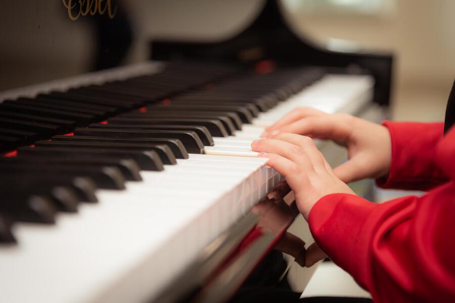 Kinderhände spielen Klavier