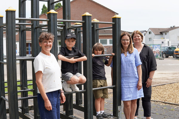 Die neuen Ganztagsklassen bieten verl&auml;ssliche Strukturen f&uuml;r einen kindgerechten Schulalltag. Noch bis zum 30. Juni ist eine Anmeldung m&ouml;glich, (von links) Nadine Beyermann (OGS-Leitung), Alex und Leonard, Schulleiterin Sabine Bielemeier und ihre Stellvertreterin Eva Finkeldey.