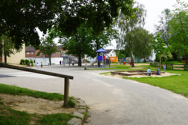 Verschiedene Spielger&auml;te bieten den Kindern in den Pausen zahlreiche Bewegungsm&ouml;glichkeiten.