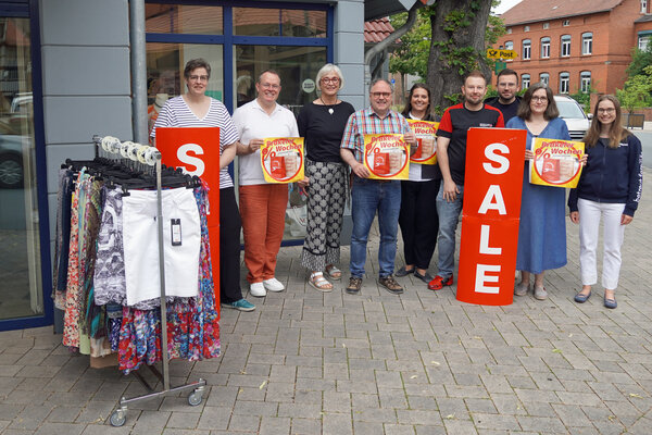 Bieten Aktionen zu den Brakeler Prozent Wochen an: (von links) Simone Schulz-Meyer, Bernhard Fischer, Monika S&uuml;nkeler, Rainer Sch&auml;fers, Annmarie Gogrewe, Markus H&auml;rmens, Henrik Sch&uuml;nemann, Verena Tensi und Anne Sch&auml;fer. 