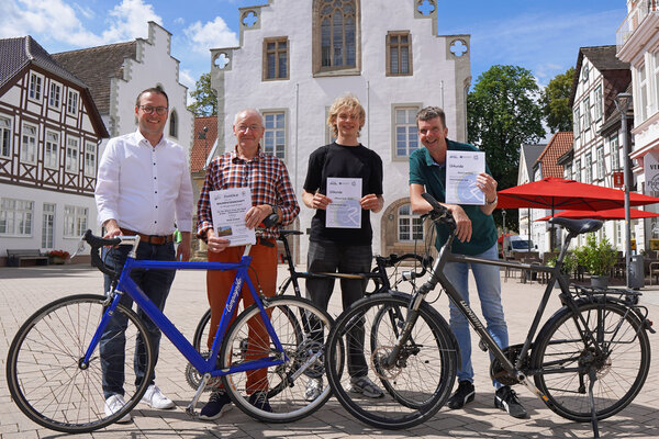 Eine tolle Leistung f&uuml;r den Klimaschutz: (von links) B&uuml;rgermeister Alexander Kleinschmidt, Adalbert Gr&uuml;ner, Yehor Notchenko und Martin Lausberg.
