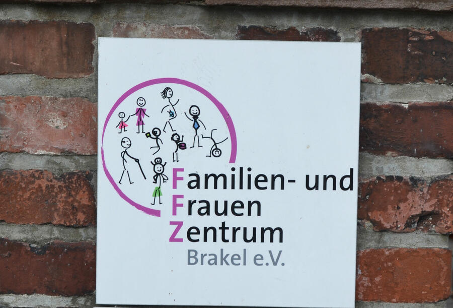 Schild am Eingang des Brakeler Familien- und Frauenzentrums mit Logo