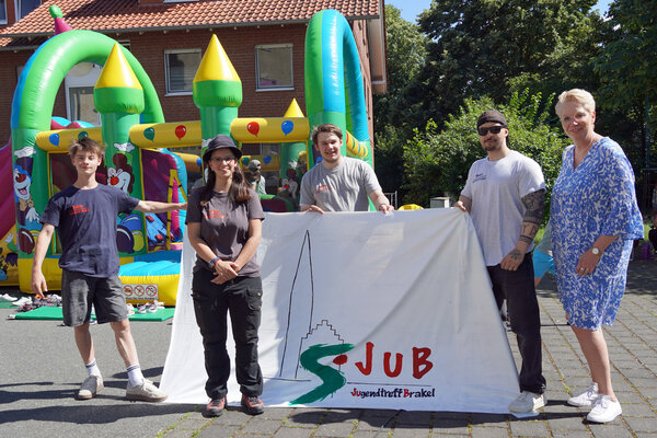 Pr&auml;sentierten das neue Logo (von links): Cedric Wei&szlig;, Ninja Br&ouml;ker, Mika Grimme, Noah Lipka und die stellvertretende B&uuml;rgermeisterin Jutta Robrecht.