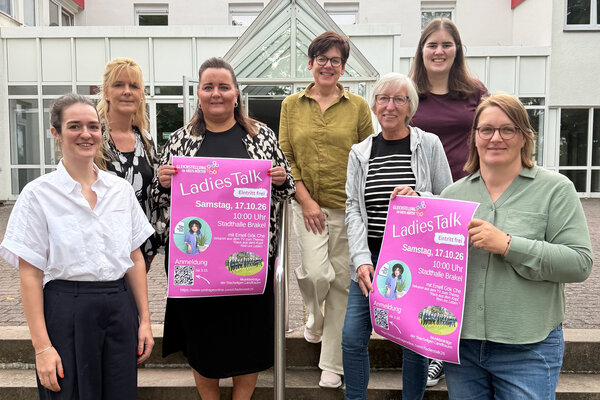 Die Gleichstellungsbeauftragten im Kreis H&ouml;xter: (von links) Anna L&uuml;tkefend, Ulrike Nolte, Nadine Nolte, Sabine Laudage, Ulrike Rustemeier, Sina Ortmann und Katrin Apel laden zum ersten LadiesTalk ein.