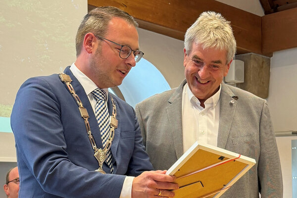 B&uuml;rgermeister Alexander Kleinschmidt &uuml;bergab die entsprechende Urkunde an "Altb&uuml;rgermeister" Hermann Temme.