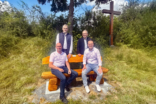 Udo F&ouml;rster, Vertreter des Leiters der EAM Netzregion Baunatal/Hofgeismar (von links), &uuml;bergab zwei neue Wanderb&auml;nke an den Bezirksausschussvorsitzenden Markus Gerdes, den Bezirksverwaltungsstellenleiter Josef Rochell und Brakels B&uuml;rgermeister Alexander Kleinschmidt.