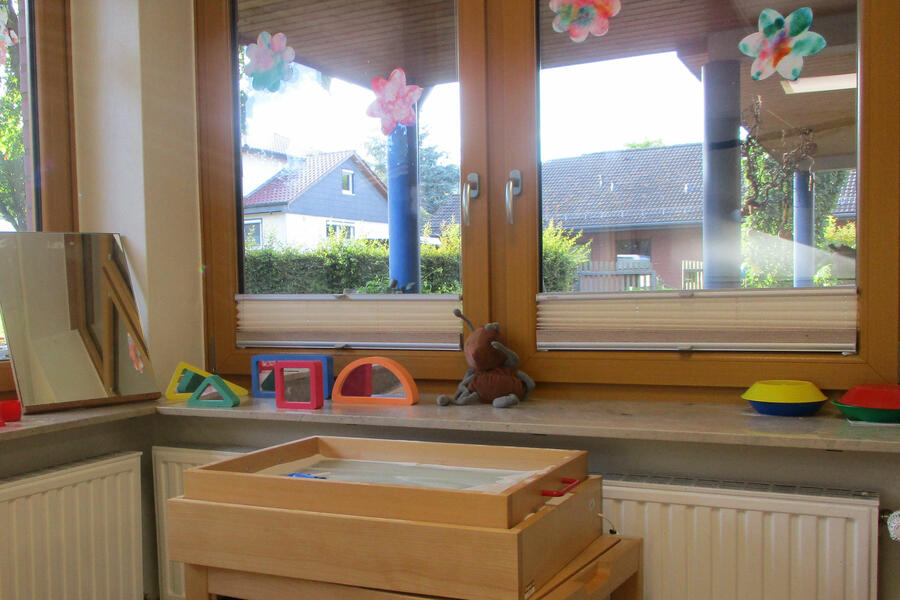 Geschmücktes Fenster und Spielzeug auf der Fensterban der Kita Bökendorf