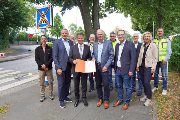 &Uuml;bergabe des F&ouml;rderbescheides:(vorne, v.l.): Landtagsabgeordneter Matthias Goeken, Landrat Michael Stickeln, Wilfried Laufer (Abteilungsdirektor Bezirksregierung Detmold), Brakels B&uuml;rgermeister Alexander Kleinschmidt, Heike Lockstedt-Macke (Leiterin Abteilung Stra&szlig;en Kreis H&ouml;xter), (hinten v.l.) Tobias Bielefeld, Alexander Frewer (beide Stadt Brakel), Prof. Dr. Michael Turk (Ing.B&uuml;ro Turk, Siddessen), Christoph Rode (Abteilung Stra&szlig;en des Kreises H&ouml;xter) Ulrich Tilly (Dezernat Verkehr Bezirksregierung Detmold) und Peter Rehrmann (Nolte Bau Warburg). 