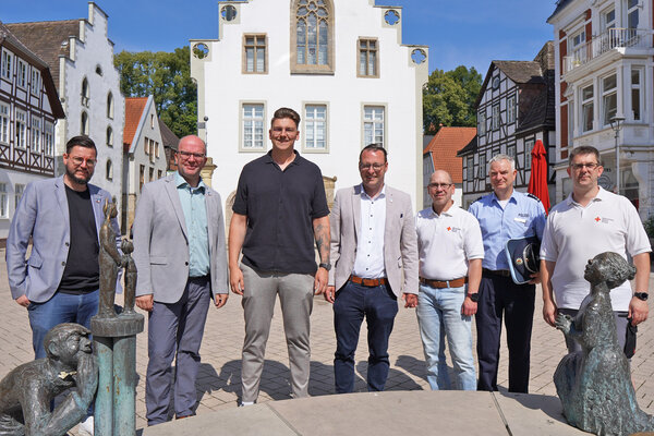 Freuen sich &uuml;ber einen durchweg gelungenen Annentag: (von links) Benedikt G&ouml;nnewicht (Fachbereichsleiter B&uuml;rgerservice), Andreas Oesselke (Werbering-Gesch&auml;ftsf&uuml;hrer), Marktmeister Erwin Leopold, B&uuml;rgermeister Alexander Kleinschmidt, Patrick Eggers (DRK), Georg Arendes (Polizei H&ouml;xter) und Michael Weinreich (DRK).