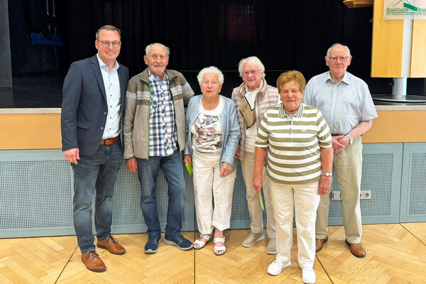 B&uuml;rgermeister Alexander Kleinschmidt ehrte die "&auml;ltesten" anwesenden B&uuml;rgerinnen und B&uuml;rger (von links): Ferdinand Ellebrecht, Ursula Schneider, Elisabeth Koch, Walburga Meise und Helmut Ulrich, auf dem Foto fehlt Reinhard Baier.