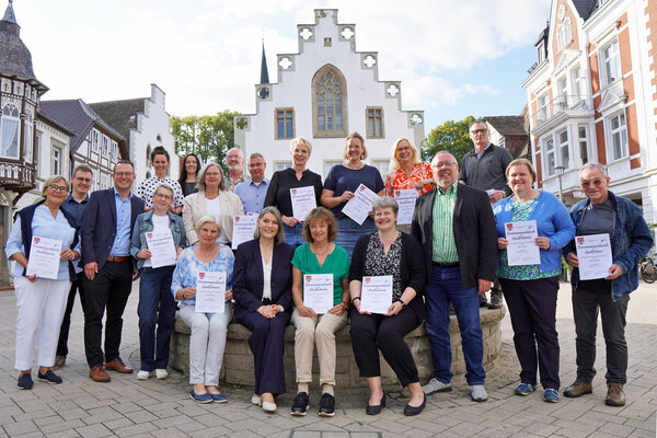 Die neuen Stadtf&uuml;hrer/innen in Brakel: (von links, erste Reihe) Inga-May Persson-Markus, Marcel Hoppe, B&uuml;rgermeister Alexander Kleinschmidt, Martina Fiekens, Richardis K&ouml;hler (sitzend), Evelyn Walker-Fimmel, Dr. Marion Deppe, Andrea Held, Bernd Zymner, Silke Schl&uuml;ter, Michael Fiekens, (von links, hinten) Ann Kathrin Hickl und Janine Brigant-Loke von der VHS Bad Driburg-Brakel-Nieheim-Steinheim, Carmen G&ouml;tz, Dr. Wolfgang Micus, J&uuml;rgen Vauth, Jutta Robrecht, Ina Hartmann, Ramona Ellebrecht und Jakob Tews. Auf dem Foto fehlt Sven Menke.