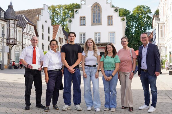 Eine tolle Spendenaktion der Auszubildenden der Stadt Brakel: (von links) Patrick und Barbara Eggers (Deutsches Rotes Kreuz), die Auszubildenden Maximilian Menne, Antonia K&ouml;hne und Josielynn Seidel, Gabi Elbracht-H&uuml;lseweh (Caritas-Konferenz) und B&uuml;rgermeister Alexander Kleinschmidt.
