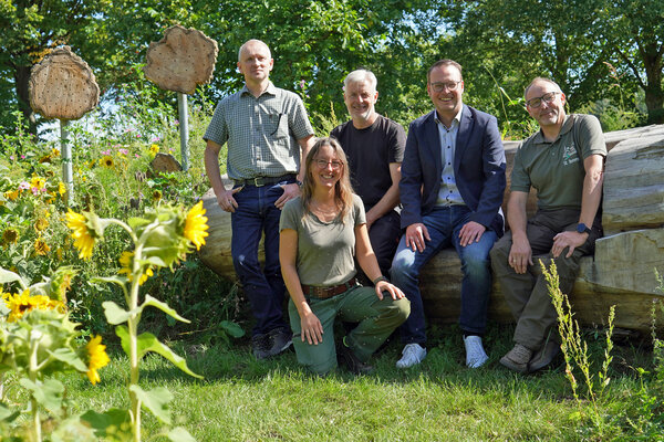 Auf der vorhandenen &Uuml;berhangfl&auml;che konnte ein bl&uuml;hender Lebensraum f&uuml;r Insekten geschaffen werden, (von links) J&uuml;rgen Br&ouml;ker (Friedhofsverwaltung), die beiden Friedhofsg&auml;rtner Franzisca Hoffmann und Heiner Balke, B&uuml;rgermeister Alexander Kleinschmidt und Forstwirt Stefan Temme.