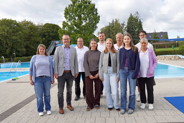 Die DLRG-Kr&auml;fte unterst&uuml;tzten das B&auml;derteam w&auml;hrend der Sommer-Bad-Saison: (von links) Britta Rehrmann (B&auml;derverwaltung), B&uuml;rgermeister Alexander Kleinschmidt, Schwimmmeister Bernd Willeke, Jule Sofsky (DLRG), Julian Behler (B&auml;derteam), Katharina Sprenger (DLRG), Hans-Dieter M&ouml;nnikes, Lea Spieker und Quentin Ellebrecht (DLRG) sowie Maja Schulz vom B&auml;derteam.