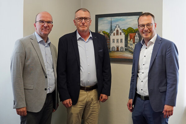 Klaus Zimmermann (Mitte) &uuml;bernimmt ab dem 1. Januar 2027 den Fachbereich Planen und Bauen bei der Stadt Brakel. B&uuml;rgermeister Alexander Kleinschmidt (rechts) und sein Allgemeiner Vertreter Andreas Oesselke freuen sich auf die Zusammenarbeit.