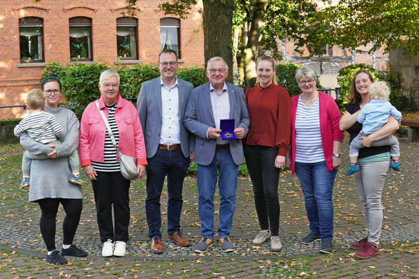 Auszeichnung der  Dorf- und Zukunftswerkstatt Istrup e.V. als LokalStar: (von links) Inga Hilger, Jutta Muhr, B&uuml;rgermeister Alexander Kleinschmidt, Franz-Hermann Allerkamp, Kommunalmanagerin Maria Kemker, Hildegard Claes und Etien Ackermann-Muhr.