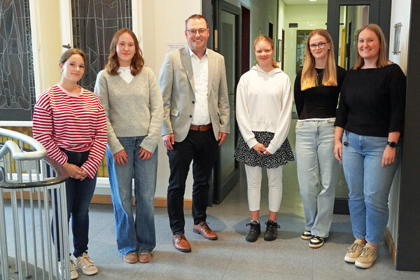 B&uuml;rgermeister Alexander Kleinschmidt begr&uuml;&szlig;te die neuen Auszubildenden und und gratulierte zugleich einer Kollegin zum erfolgreichen Abschluss ihres dualen Studiums. 