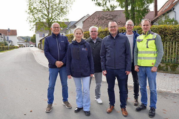 Die geplante Bauzeit konnte exakt eingehalten werden. Sie freuen sich &uuml;ber das gelungene Projekt: (von links) Detlef Bargholt (Bezirksverwaltungsstellenleiter), Alexandra Vogt vom Ingenieurb&uuml;ro Volmer, Raimund Giefers (Vorsitzender des Betriebsausschusses), B&uuml;rgermeister Alexander Kleinschmidt, Alexander Frewer (zust&auml;ndiger Betriebsleiter Stadt Brakel) und Peter Rehrmann (Firma Nolte).